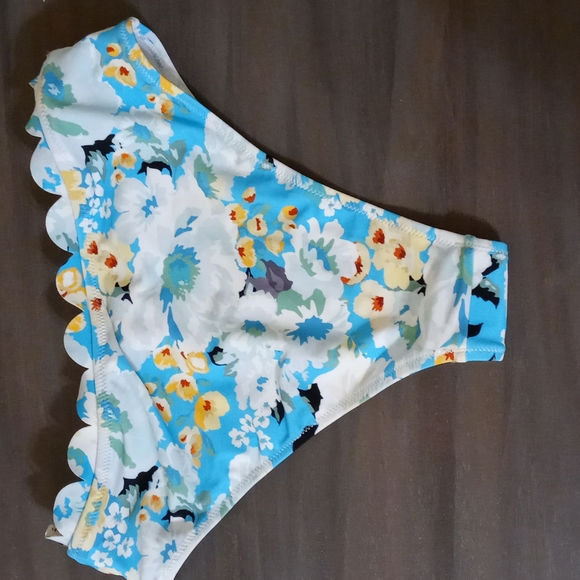 CupShe Mary Crisscross Scalloped Mid Rise Bikini Bottoms - Picture 6 of 6